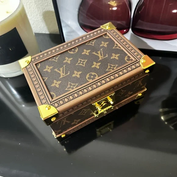 Brown Pattern Tissue Holder with Gold Accents for Coffee Table, Buffet Table - Picture 10 of 12